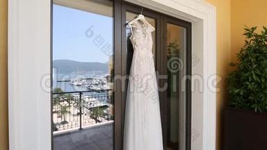 婚礼礼服新娘`礼服挂在窗户上